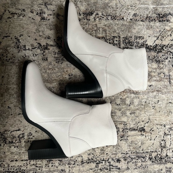 Intentionally Blank Mr bootie White - Picture 3 of 3